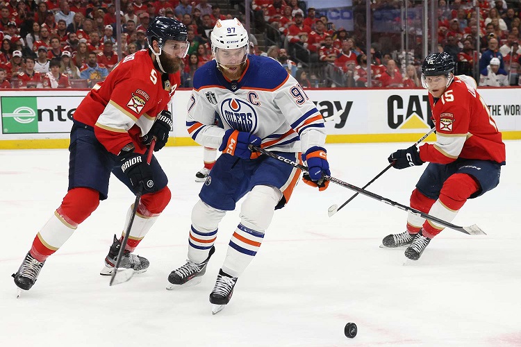 Edmonton Oilers vyhráli první zápas finále